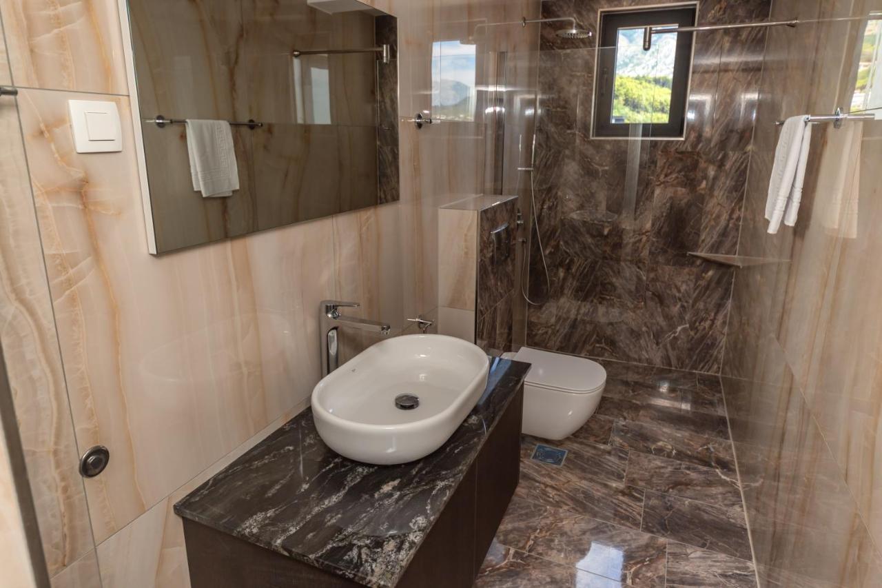 N Hotel Sutomore Bagian luar foto