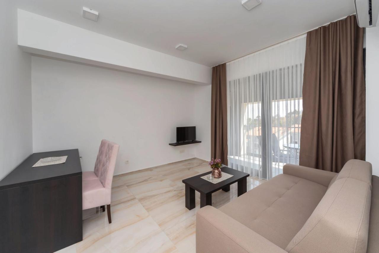 N Hotel Sutomore Bagian luar foto