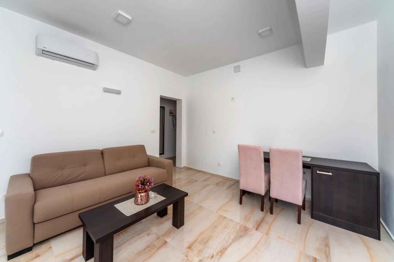 N Hotel Sutomore Bagian luar foto