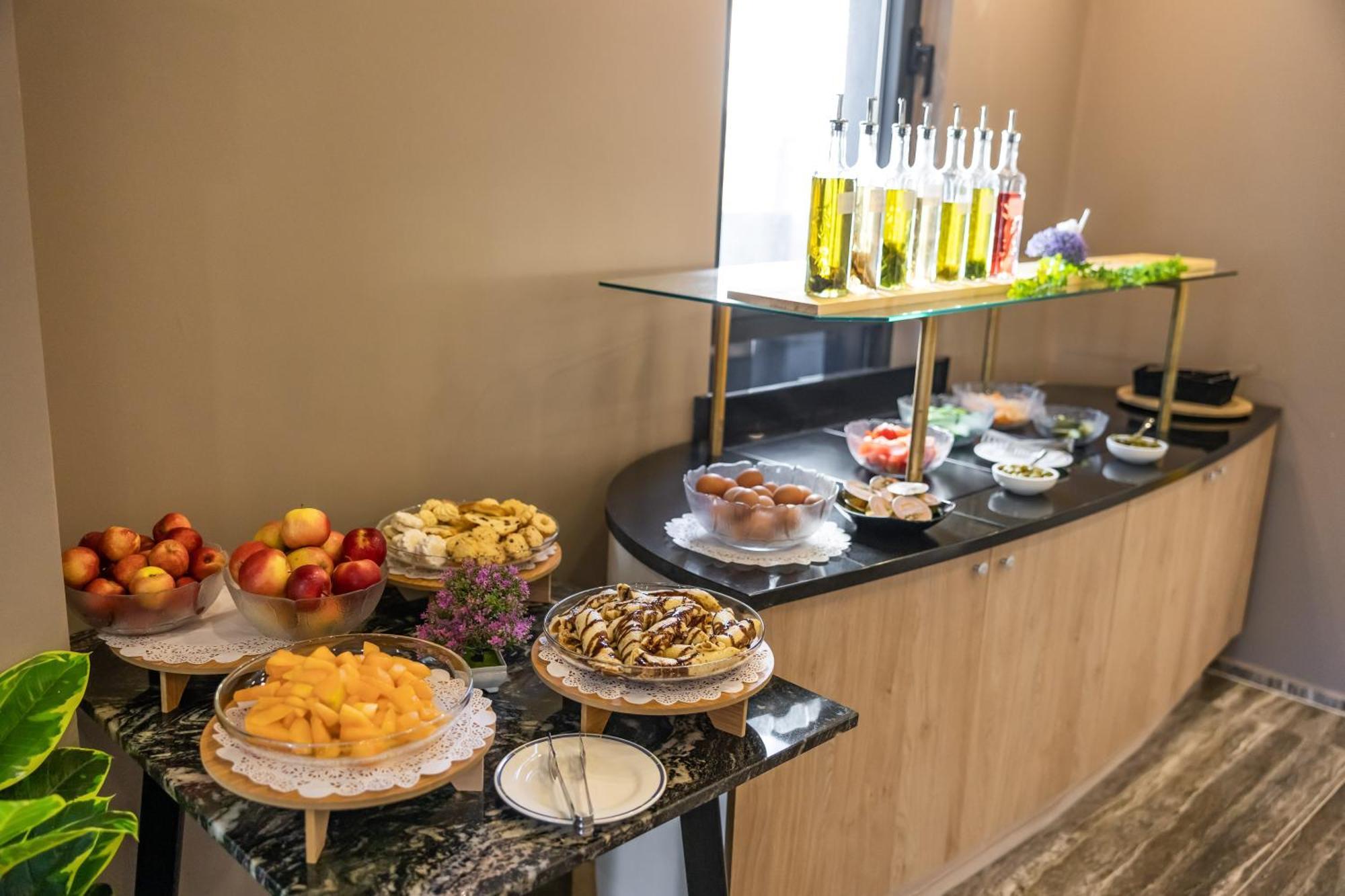 N Hotel Sutomore Bagian luar foto