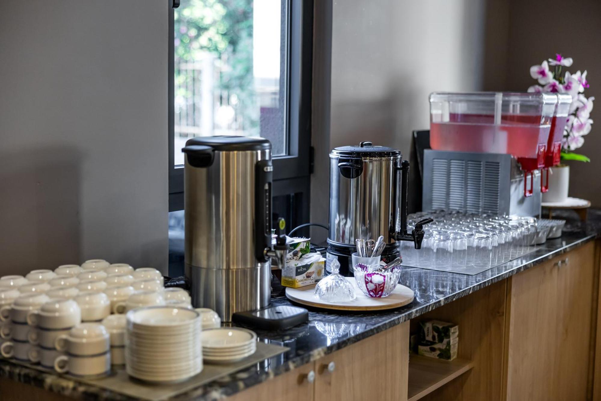 N Hotel Sutomore Bagian luar foto