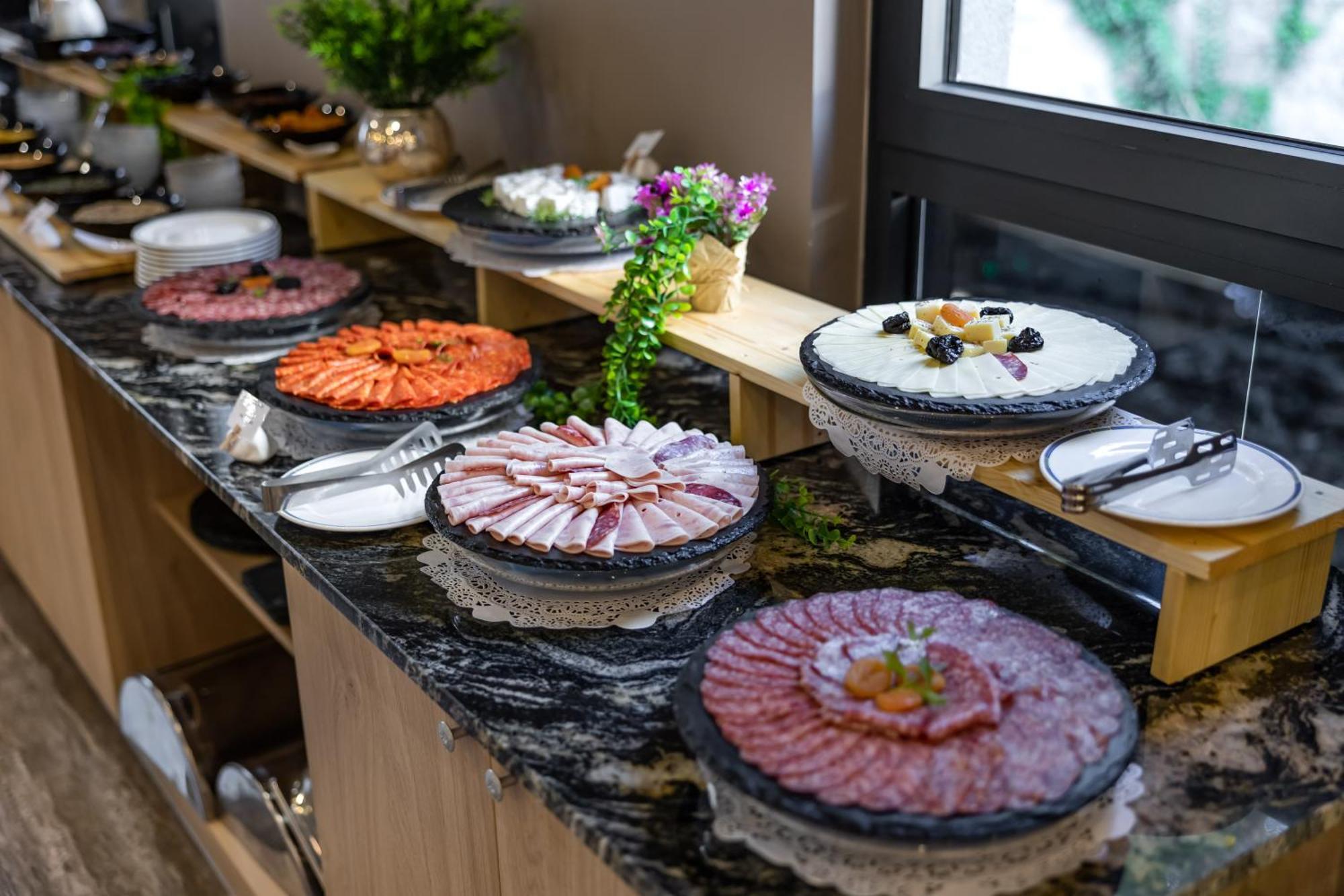 N Hotel Sutomore Bagian luar foto